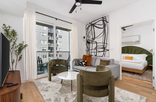 Lodgeur | Modern 2BR w/balcony | Energy Corridor