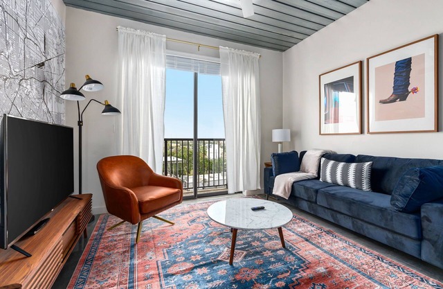 Lodgeur | Serene & modern 1BR loft | Midtown