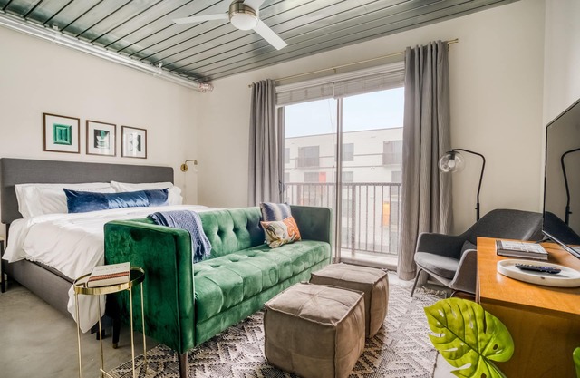 Lodgeur | Stylish & spacious studio loft | Midtown