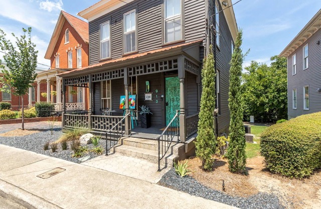 Loft Atelier: downtown luxury + easy parking