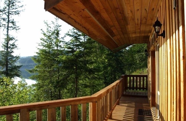 Loft Cabin on 100acr Property on Arrow Lake Beach and Privacy