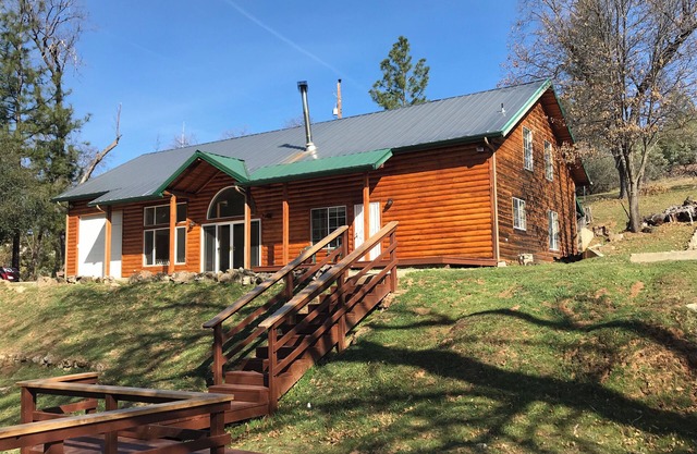 Loft Cabin with beautiful deck near Bass Lake