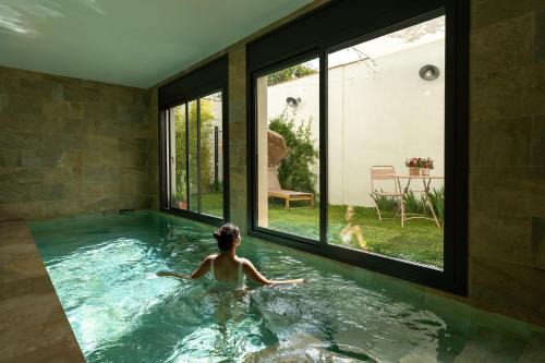 Loft con piscina climatizada de agua salada y parking en el centro de Figueres