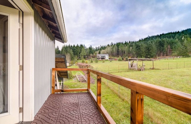 LOFT · PNW Scenic Loft, with AC !Enjoy your private getaway today!