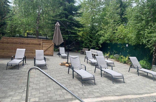 Lofted 1BRM Suite:Sleeps 2,Pool,Free Parking, Near Lake & Shops!
