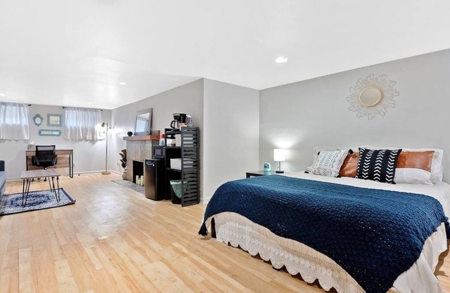 Loftium | Cozy 2 Bed Suite in Quiet Sunnyside Neighborhood