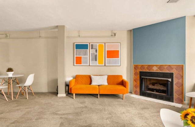 Lofty One Bedroom | Downtown | Free Parking