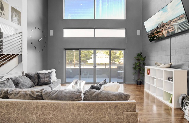 Lofty-Style Condo w/Downtown View