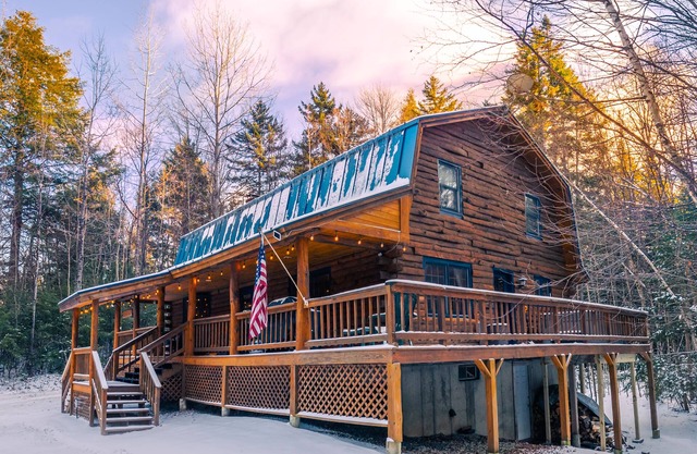 Log Cabin+ 5 Min to Ski Okemo! + Hot Tub!