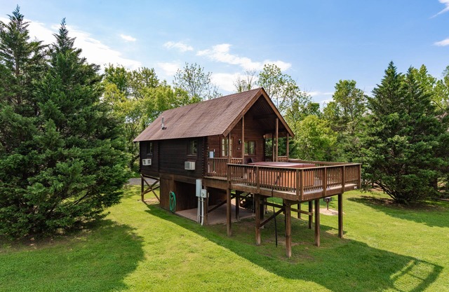 Log Cabin, 6 person hot tub! Over 150 yards of river frontage!