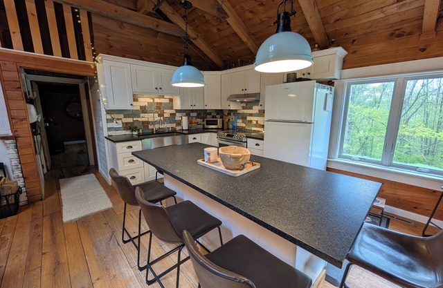 Log cabin Close to skiing, hiking, shopping and dining!