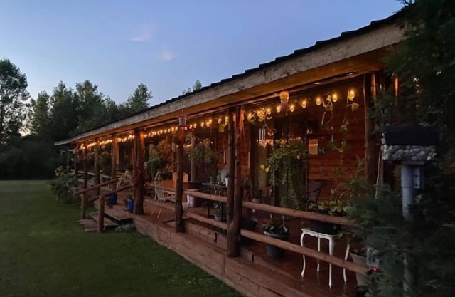 Log Cabin house on 10.5 acers of wooded land. Accommodates 20 plus guest.