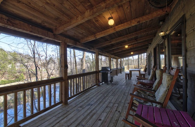 Log Cabin on 2 acres, hot tub, pond, fishing, pets