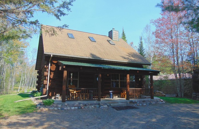 Log cabin on beautiful Keyes Lake