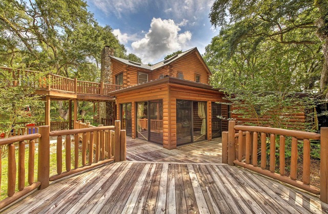 Log Cabin Sanctuary in Inverness w/Furnished Deck