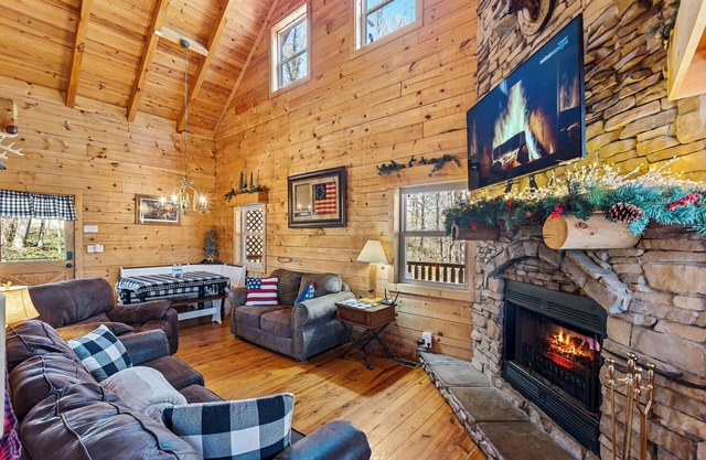 Log Cabin, UTK/Neyland, Smokies, 16acres, FP, HotTub, GameRoom,Fishing,Golf,Pets