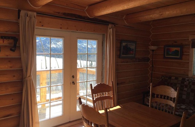 Log Cabin with Amazing Mountain & Lake Views (allergy-friendly)