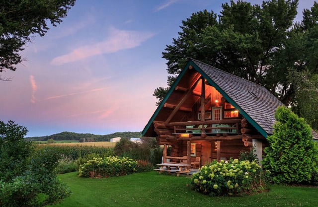 Log cabins in quiet, peaceful Driftless Region country getaway, Sparta, WII