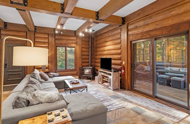 Log Chalet ~ Spa & Firepit ~ Arcade, Billiards & Foosball ~ Walk to the Hill