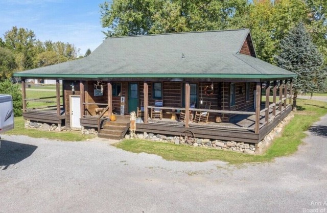 Log Farm House **HOT TUB**