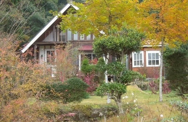 Log guest house with wide lawn garden