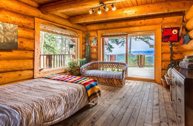 Log Home, spectacular views,situated, area surrounded by lakesnBC Reg#H096682329