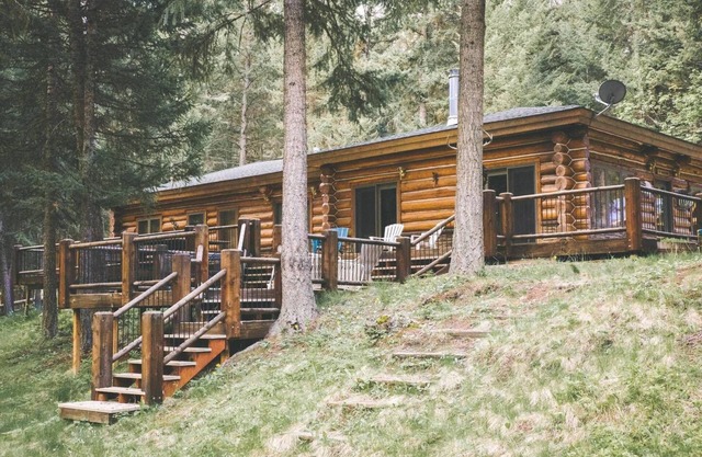 Log Home with HUGE deck and riverfront access! Near set of YELLOWSTONE :)