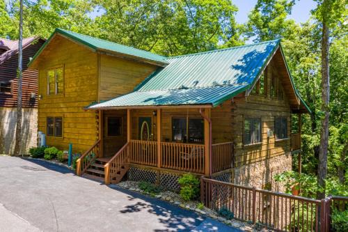 Log Inn, 5 bed 3 bath group cabin in Gatlinburg with game room and hot tub, seasonal resort pool