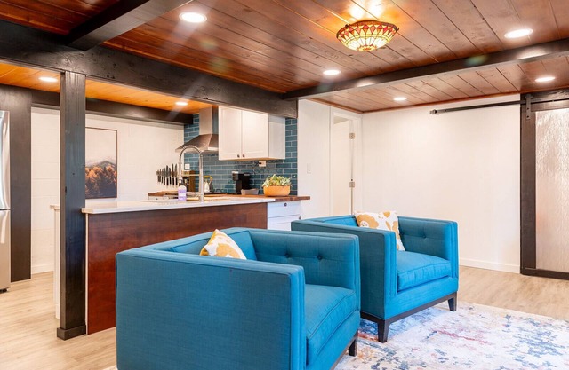 Logger Creek Walkout~ Waterfront Getaway
