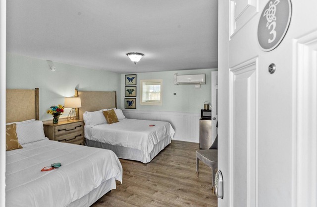 Loggerhead Inn & Suites - Two Queen Room in hotel in Surf City, North Carolina