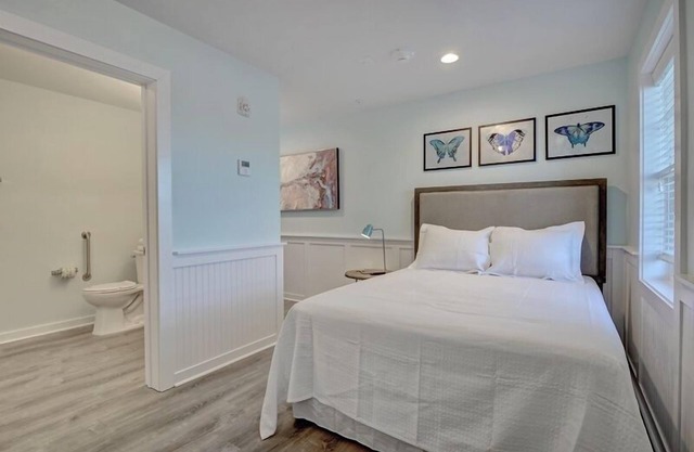 Loggerhead Inn & Suites - Queen Room in hotel in Surf City, North Carolina