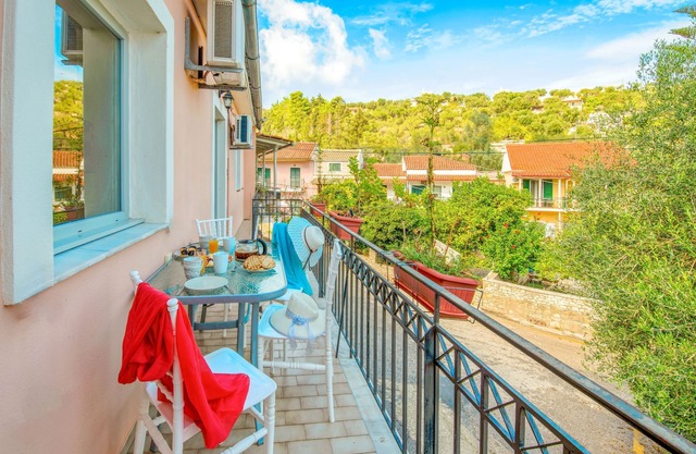 Loggos Haven: Chrisoula's upper-floor escape. Modern comforts, short walk to beaches.