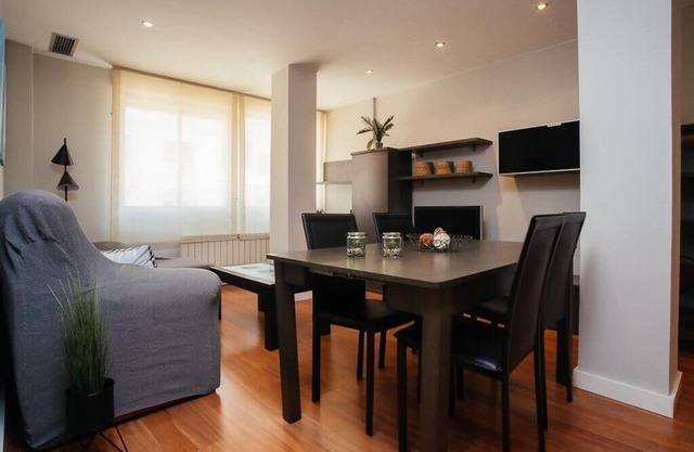 LOIRA LACARRA: Cozy and Modern in the Center