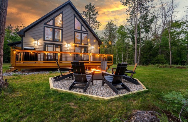 Lollapalooza Lodge| HotTub! Fireplace! DOGS OK!