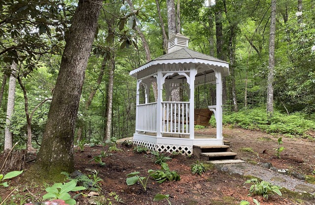 Lolly's Treehouse 10 minutes to Highlands.