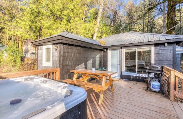 Lolo Bungalow - Private hot tub, riverfront access