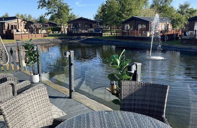 LOLUKE LODGE ON THE LAKE, family friendly, with a garden in Carnforth