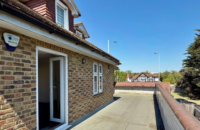 London Edgware Bright & Cosy 2BR | Balcony