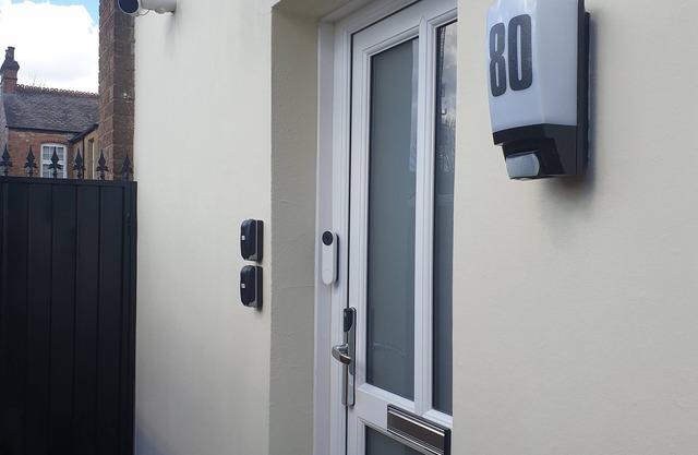 London Luxury 2 Bedroom with Sofas with Lounge AC, Garden Free Parking near Tube