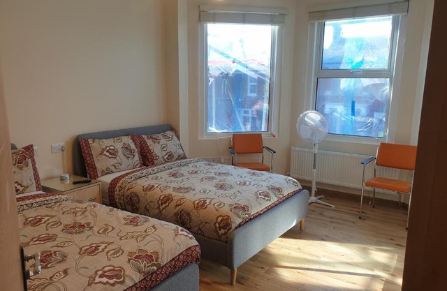 London Luxury Spacious 2 Bedroom Apartment 4 mins from Ilford Stn. FREE parking