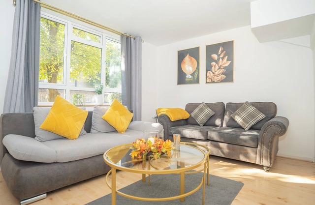 London Maisonette with private parking next to Camden Town and Arsenal