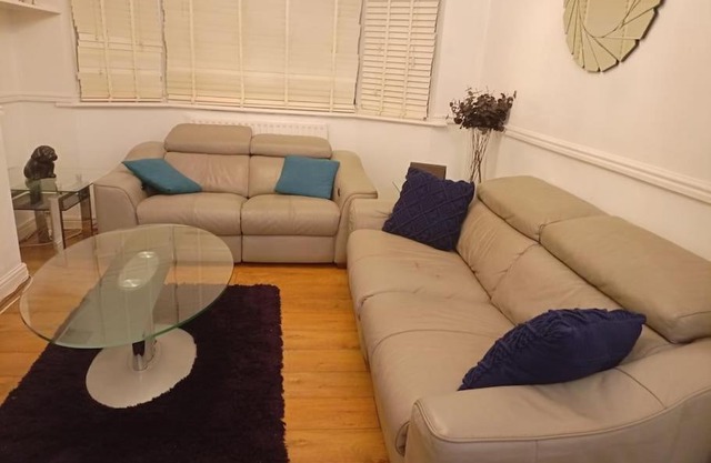 London Serviced Accommodation x RM10 x Weekly x Monthly Discount x by D6ten Homes Ltd