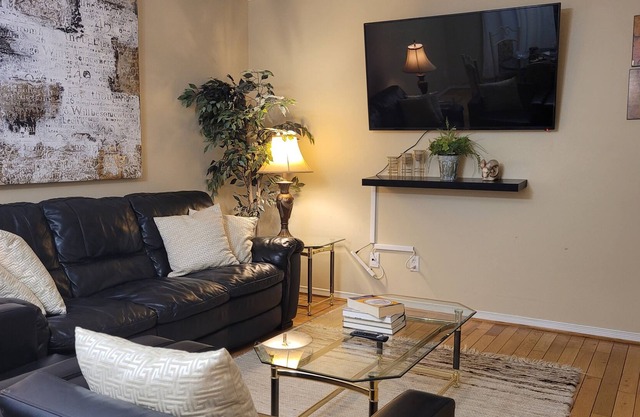 London Tranquil family Home 3 mins to 401