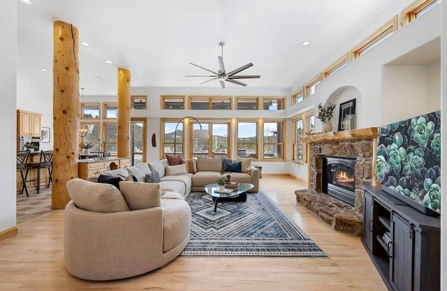 Lone Rock Mountain Retreat w/Views & Private Lake!