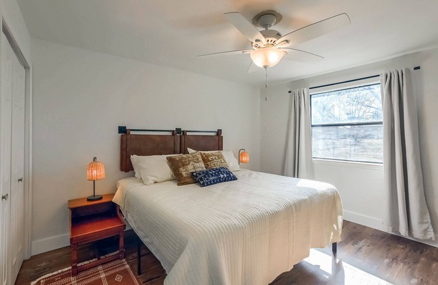 Lone Star Lokal Guest House - Downtown Near Wineries!