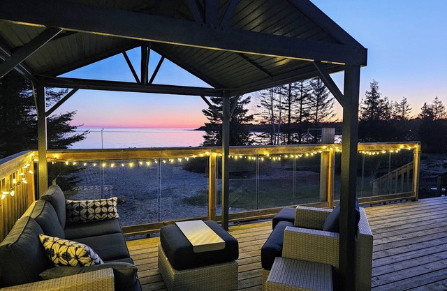Lonely Bay Beach House - stunning private sand beach, modern home *30 day min*