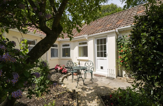 LONG BATCH COTTAGE, romantic, character holiday cottage in Ditcheat