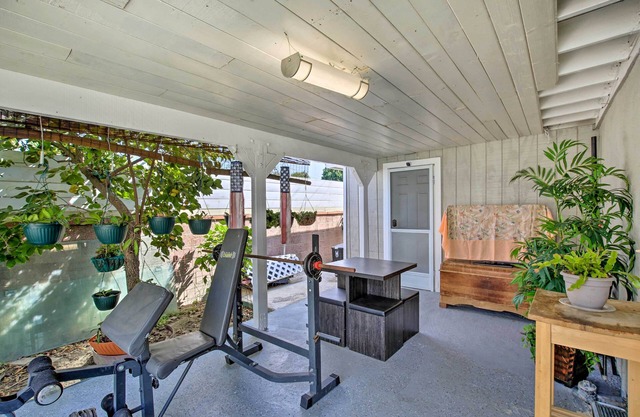 Long Beach Apt ~ 9 Mi to Shoreline Village & Beach