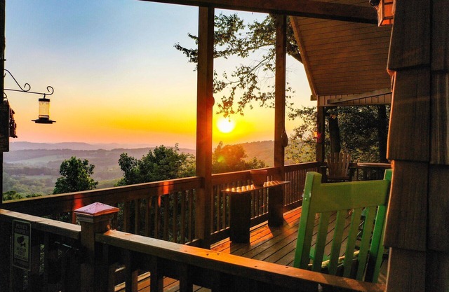 Long Range Mountain Views + Hot Tub!