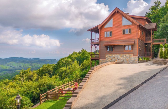 Long Range Views! Spacious 5-bedroom House Great For Multi Families!